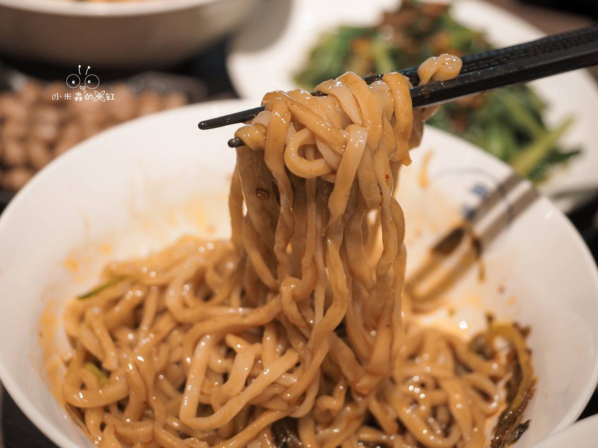 新店裕隆城美食「麻膳堂」帶毛孩逛街的救星！被牛肉麵耽誤的排骨炒飯？香麻帶勁的台式時尚美味 (寵物友善)