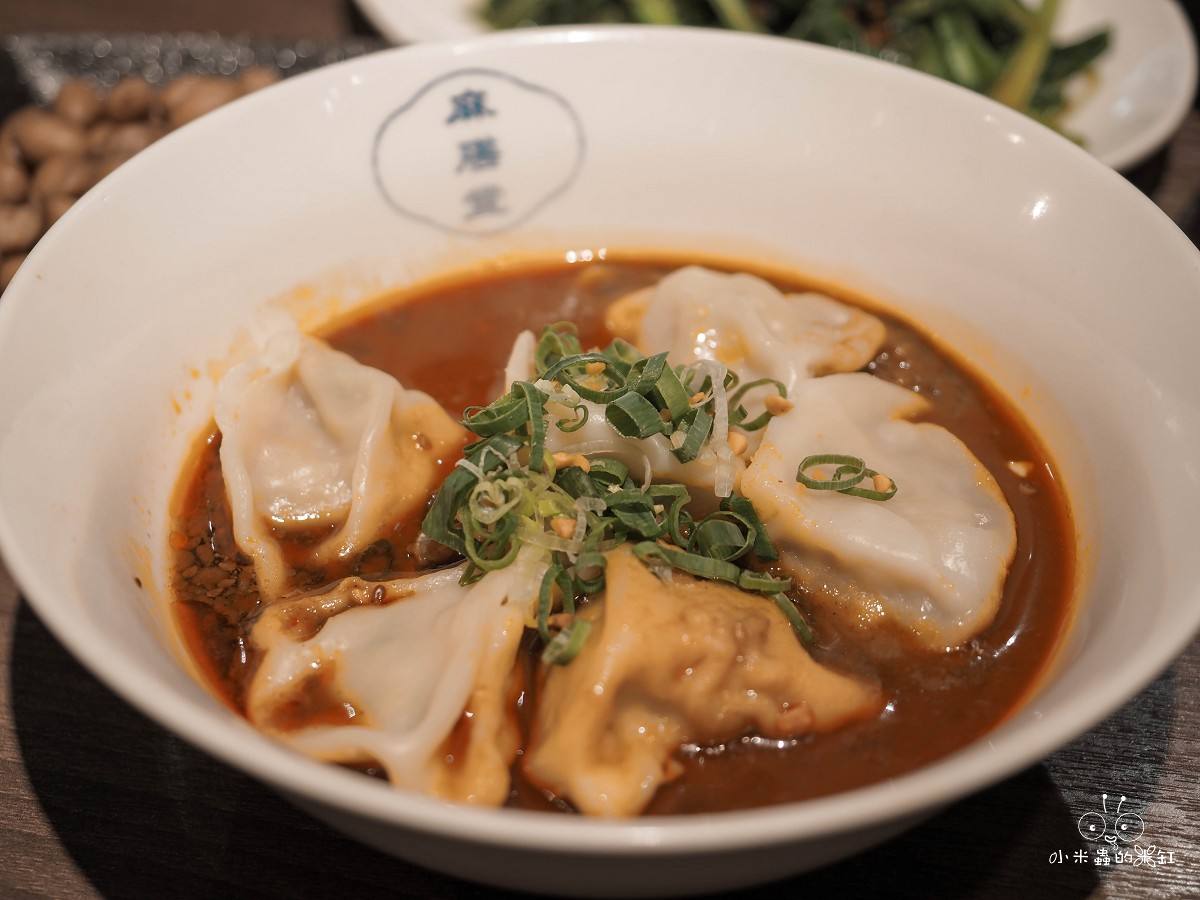 新店裕隆城美食「麻膳堂」帶毛孩逛街的救星！被牛肉麵耽誤的排骨炒飯？香麻帶勁的台式時尚美味 (寵物友善)
