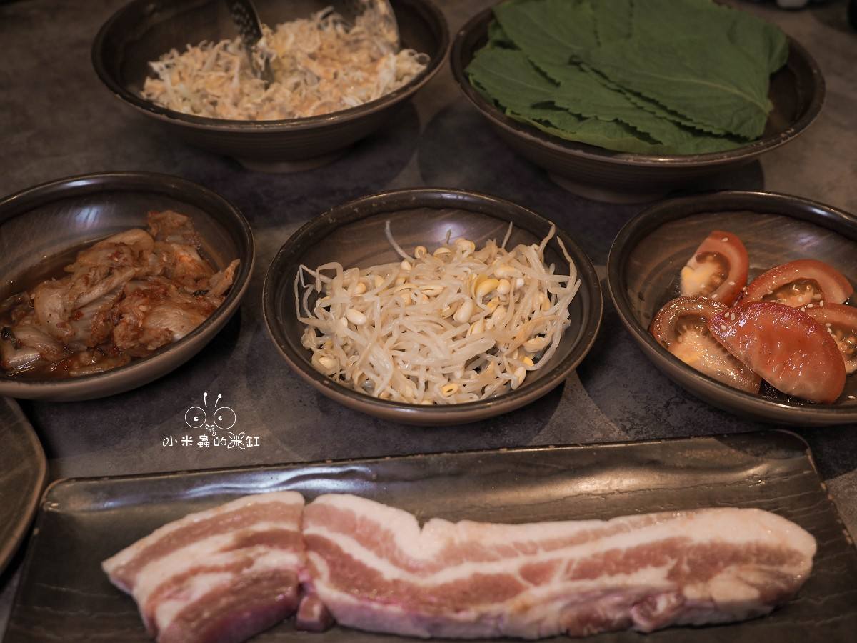 林口三井美食推薦|彩豚屋 日韓結合的生菜包肉專門店,專人代烤極厚三層肉,生菜無限續,寵物友善超加分 - 第17張圖 林口三井美食推薦|彩豚屋 日韓結合的生菜包肉專門店,專人代烤極厚三層肉,生菜無限續,寵物友善超加分