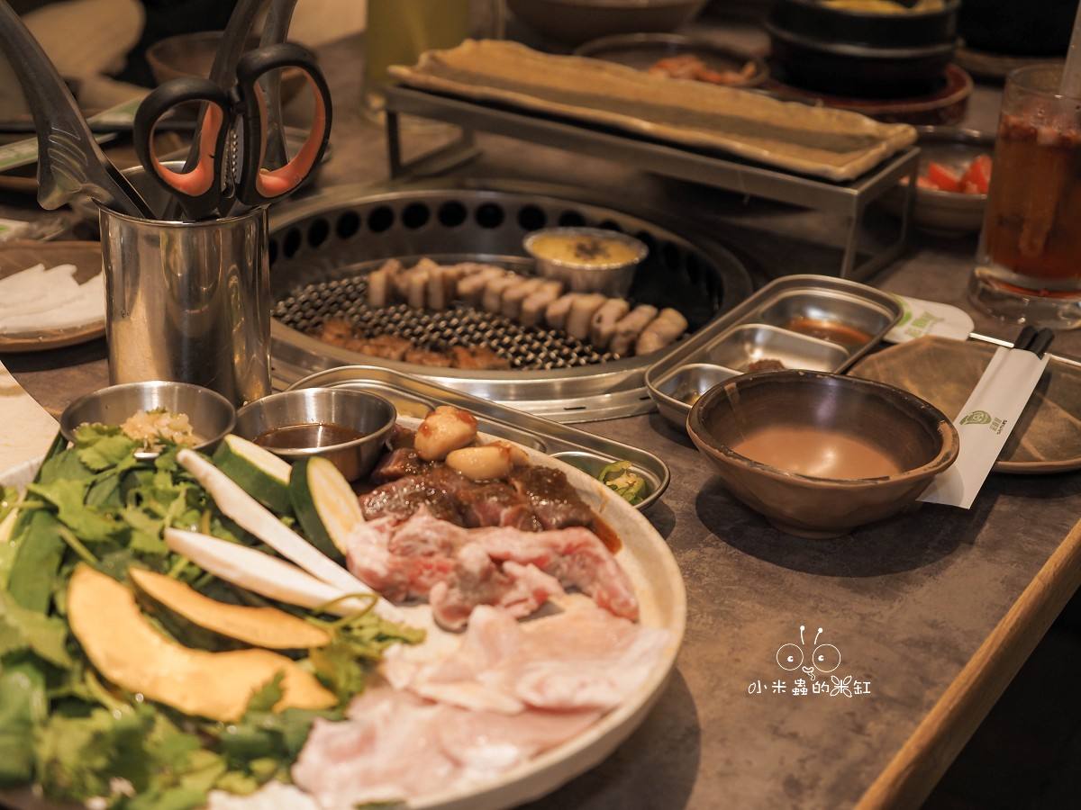 林口三井美食推薦|彩豚屋 日韓結合的生菜包肉專門店,專人代烤極厚三層肉,生菜無限續,寵物友善超加分 - 第1張圖 林口三井美食推薦|彩豚屋 日韓結合的生菜包肉專門店,專人代烤極厚三層肉,生菜無限續,寵物友善超加分