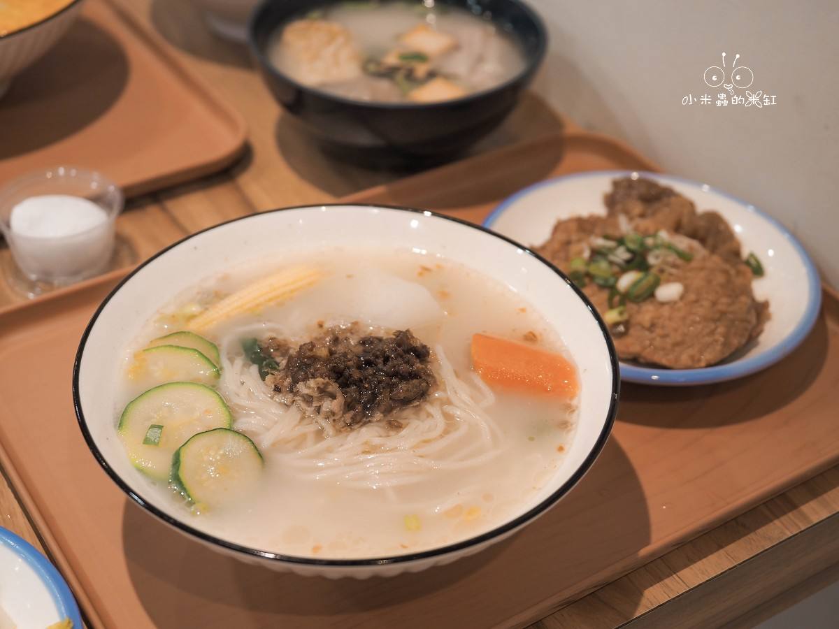 板橋麵店推薦！花山家台麵小館｜免費冬瓜茶喝到爽！懷古豬排麵、南洋魷魚麵一次滿足，平價又有質感！