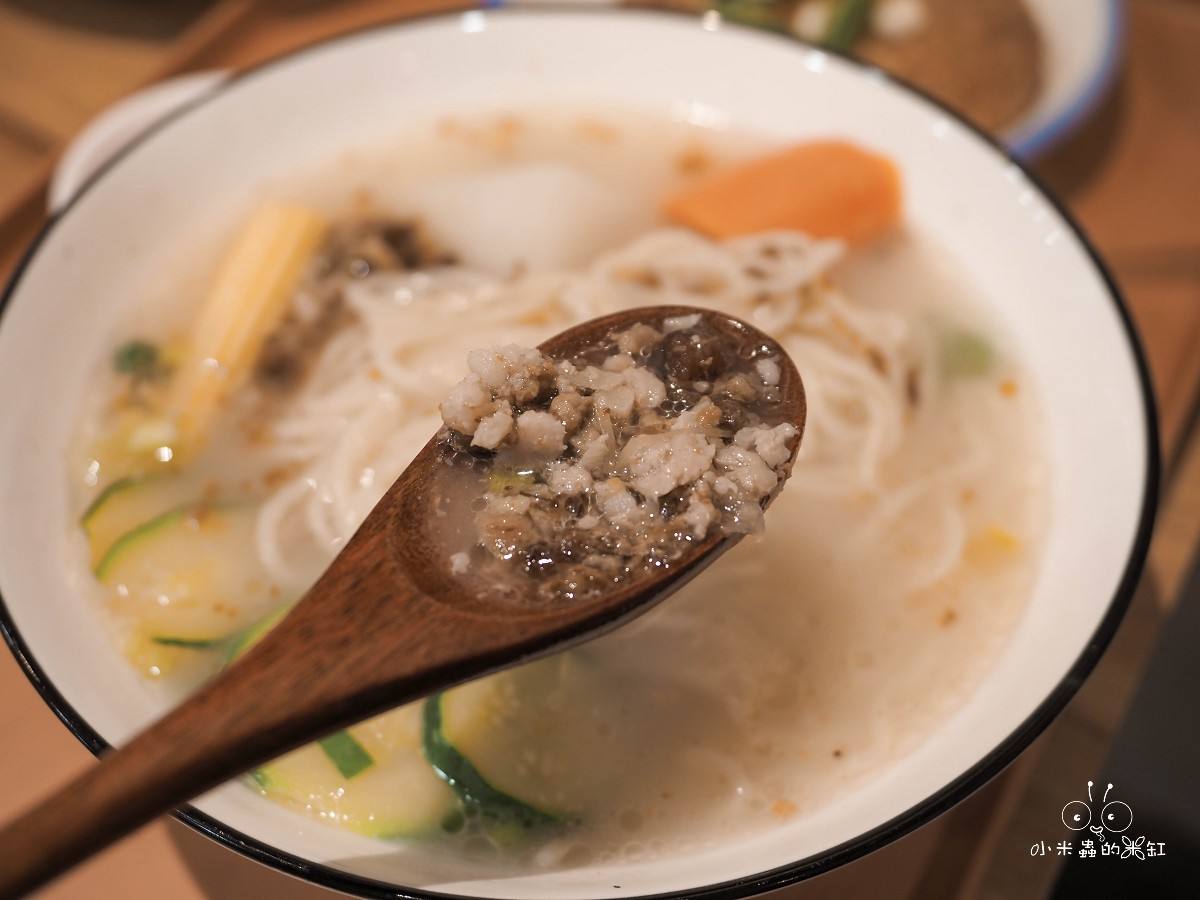 板橋麵店推薦！花山家台麵小館｜免費冬瓜茶喝到爽！懷古豬排麵、南洋魷魚麵一次滿足，平價又有質感！
