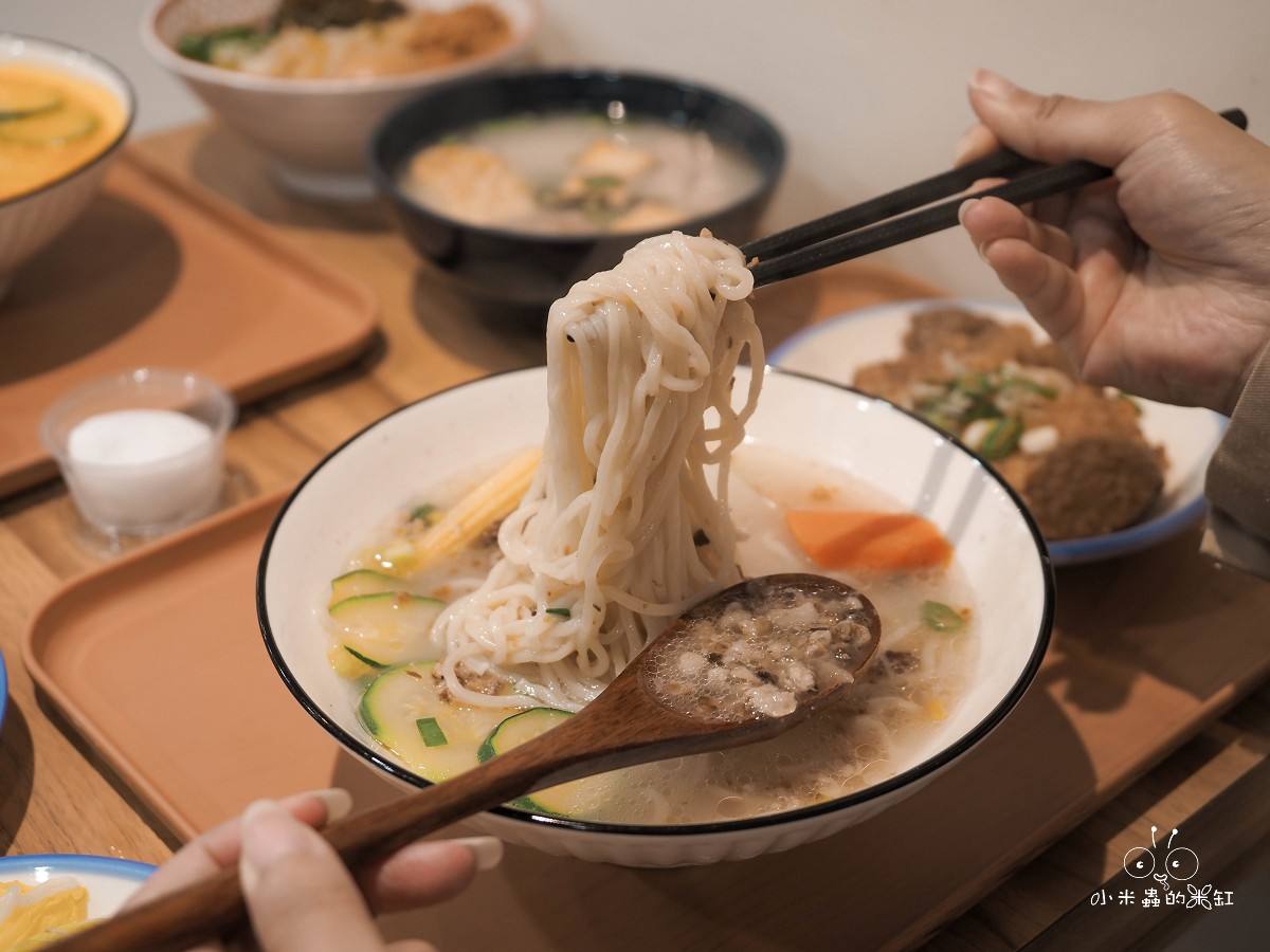 板橋麵店推薦！花山家台麵小館｜免費冬瓜茶喝到爽！懷古豬排麵、南洋魷魚麵一次滿足，平價又有質感！