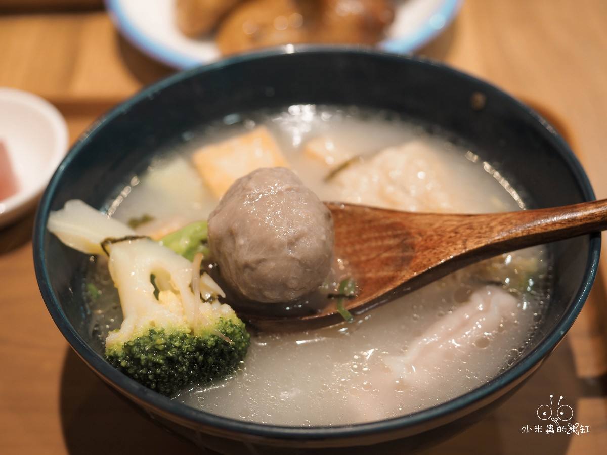 板橋麵店推薦！花山家台麵小館｜免費冬瓜茶喝到爽！懷古豬排麵、南洋魷魚麵一次滿足，平價又有質感！