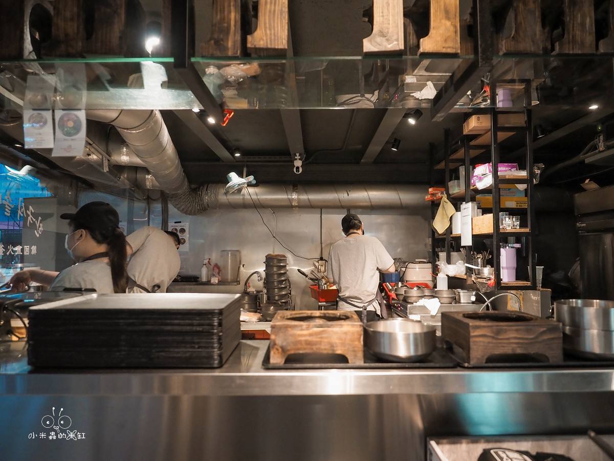 士林美食推薦！金美麗人韓國直火釜飯專賣店｜爆香直火現烤！一鍋兩吃釜飯太銷魂，士林捷運3分鐘必吃