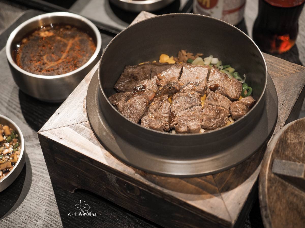 士林美食推薦！金美麗人韓國直火釜飯專賣店｜爆香直火現烤！一鍋兩吃釜飯太銷魂，士林捷運3分鐘必吃