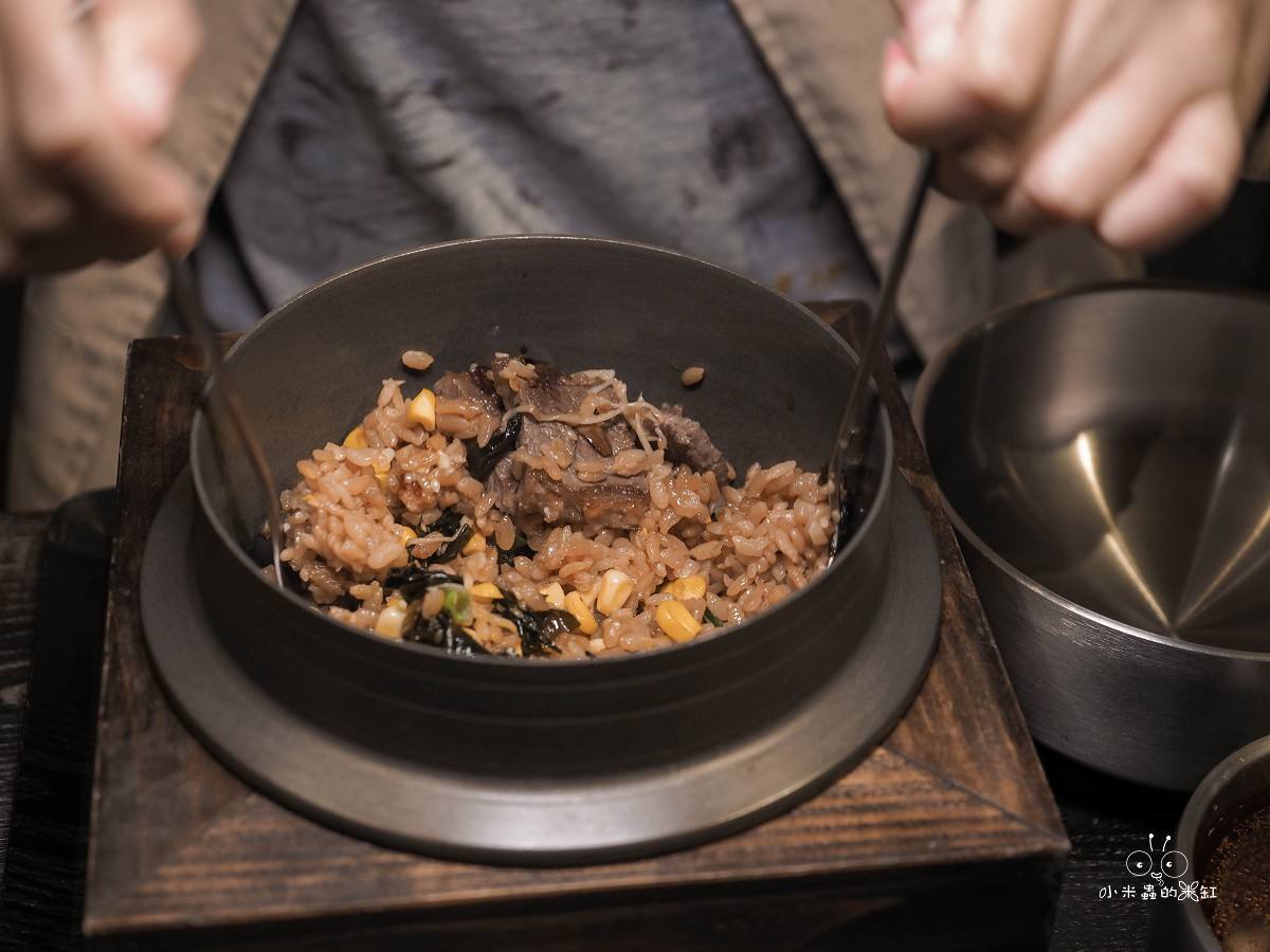 士林美食推薦！金美麗人韓國直火釜飯專賣店｜爆香直火現烤！一鍋兩吃釜飯太銷魂，士林捷運3分鐘必吃