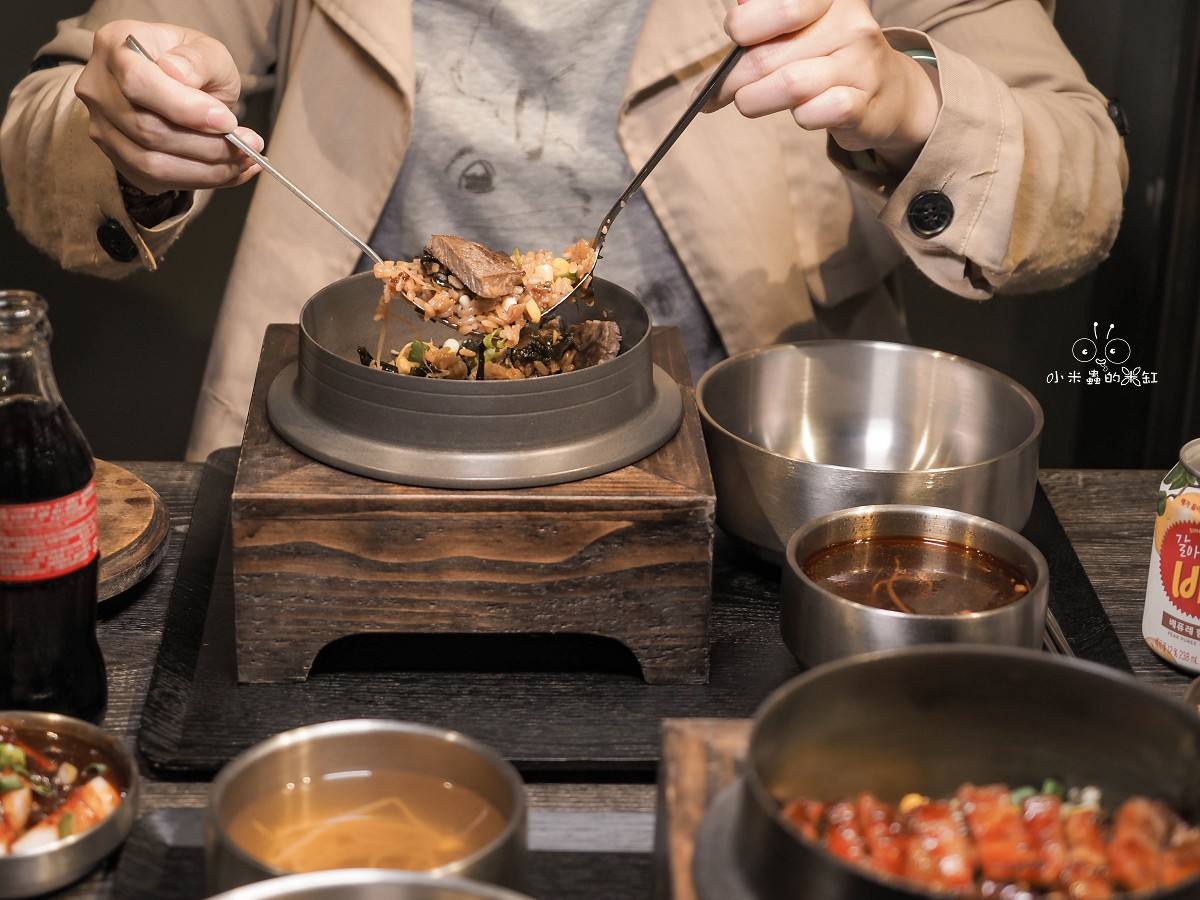 士林美食推薦！金美麗人韓國直火釜飯專賣店｜爆香直火現烤！一鍋兩吃釜飯太銷魂，士林捷運3分鐘必吃