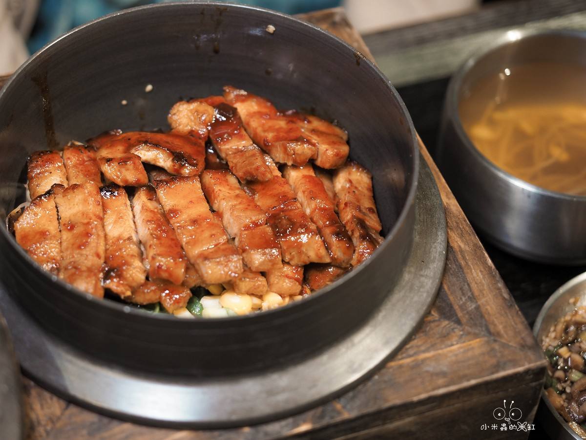 士林美食推薦！金美麗人韓國直火釜飯專賣店｜爆香直火現烤！一鍋兩吃釜飯太銷魂，士林捷運3分鐘必吃
