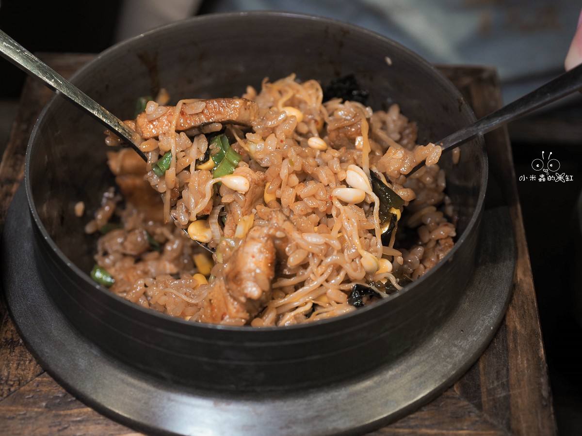 士林美食推薦！金美麗人韓國直火釜飯專賣店｜爆香直火現烤！一鍋兩吃釜飯太銷魂，士林捷運3分鐘必吃