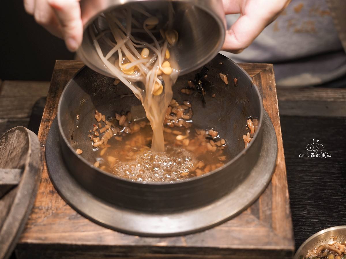 士林美食推薦！金美麗人韓國直火釜飯專賣店｜爆香直火現烤！一鍋兩吃釜飯太銷魂，士林捷運3分鐘必吃