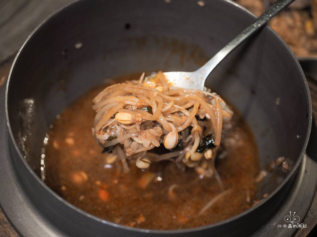 士林美食推薦！金美麗人韓國直火釜飯專賣店｜爆香直火現烤！一鍋兩吃釜飯太銷魂，士林捷運3分鐘必吃