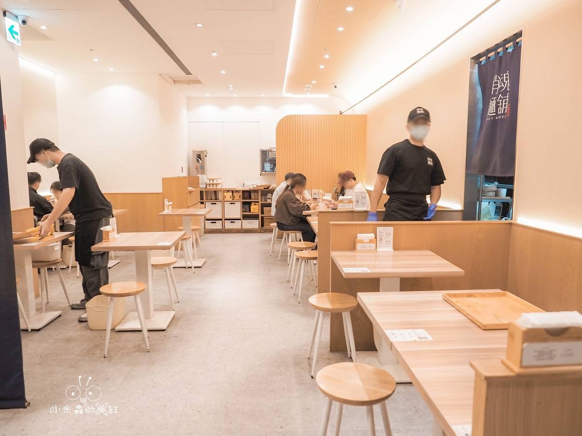 桃園大江美食推薦｜大師兄銷魂麵舖 逛街逛到腿痠就來一碗！銷魂辣油＋Q彈拌麵真的有夠涮嘴
