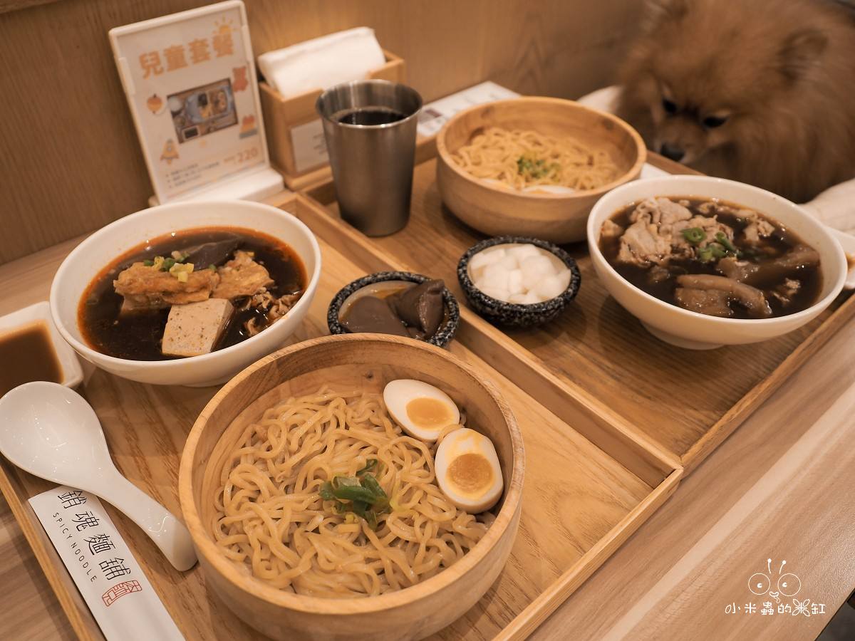 桃園大江美食推薦｜大師兄銷魂麵舖 逛街逛到腿痠就來一碗！銷魂辣油＋Q彈拌麵真的有夠涮嘴