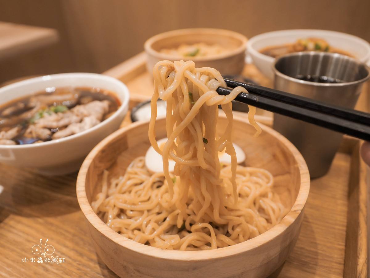 桃園大江美食推薦｜大師兄銷魂麵舖 逛街逛到腿痠就來一碗！銷魂辣油＋Q彈拌麵真的有夠涮嘴