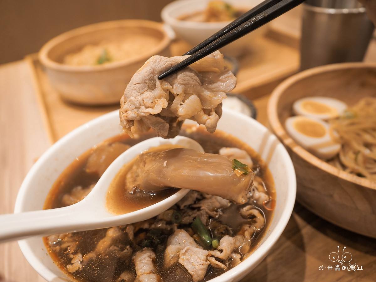 桃園大江美食推薦｜大師兄銷魂麵舖 逛街逛到腿痠就來一碗！銷魂辣油＋Q彈拌麵真的有夠涮嘴
