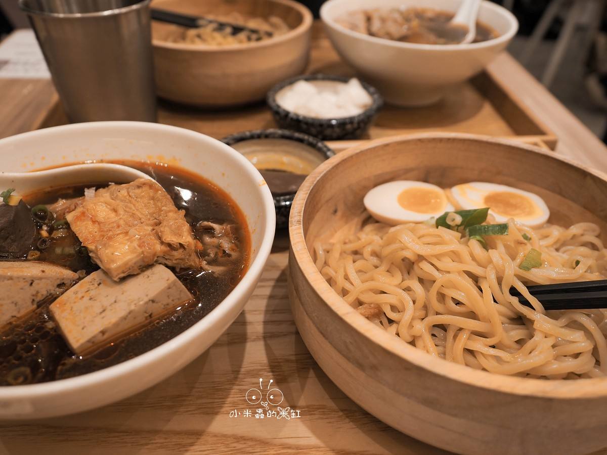 桃園大江美食推薦｜大師兄銷魂麵舖 逛街逛到腿痠就來一碗！銷魂辣油＋Q彈拌麵真的有夠涮嘴