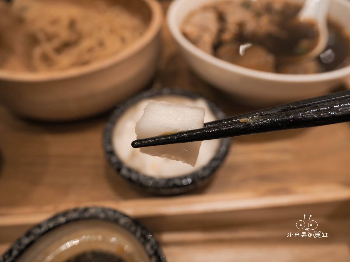 桃園大江美食推薦｜大師兄銷魂麵舖 逛街逛到腿痠就來一碗！銷魂辣油＋Q彈拌麵真的有夠涮嘴