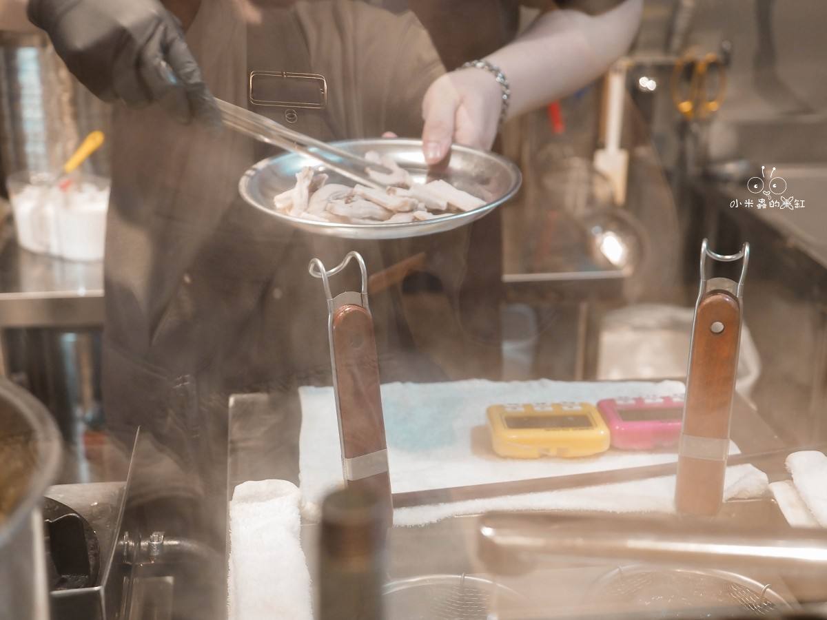 中和美食、宵夜推薦｜【釜山飛豬 韓國豬肉麵專賣】景安站新開幕 韓國豬肉麵、辛辣拌麵、血腸五花肉拼盤一次開吃