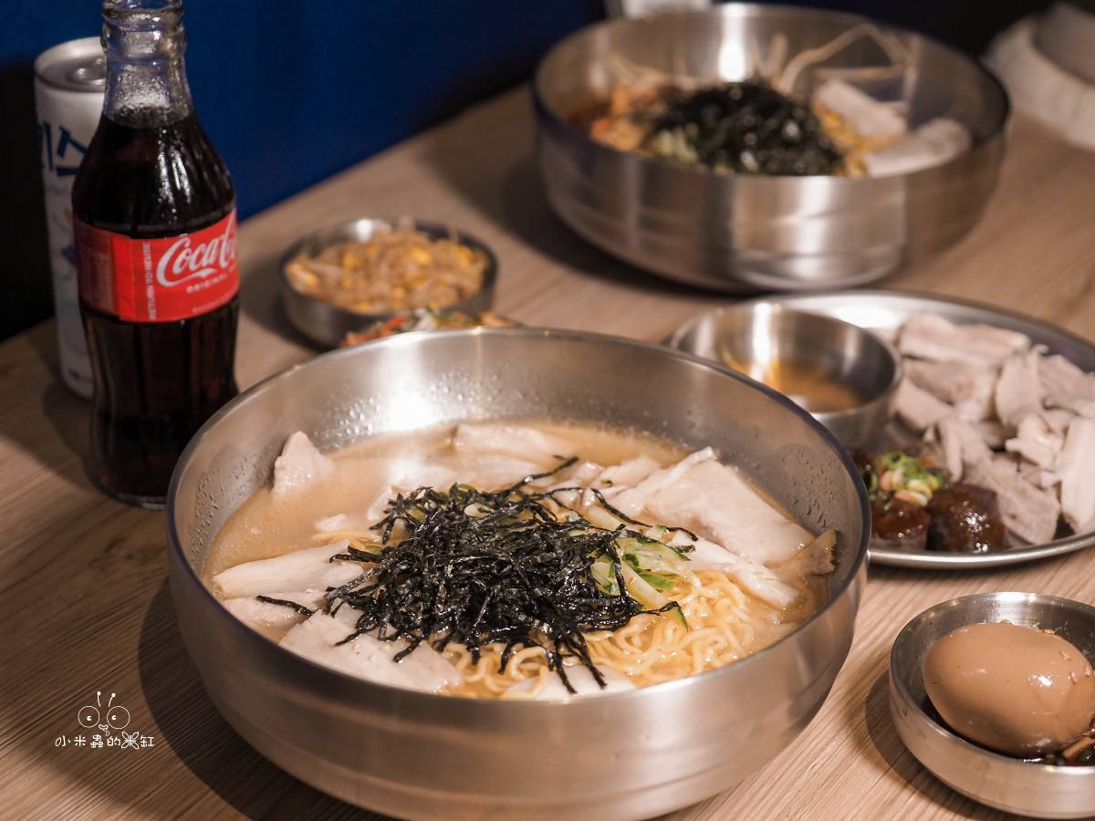 中和美食、宵夜推薦｜【釜山飛豬 韓國豬肉麵專賣】景安站新開幕 韓國豬肉麵、辛辣拌麵、血腸五花肉拼盤一次開吃