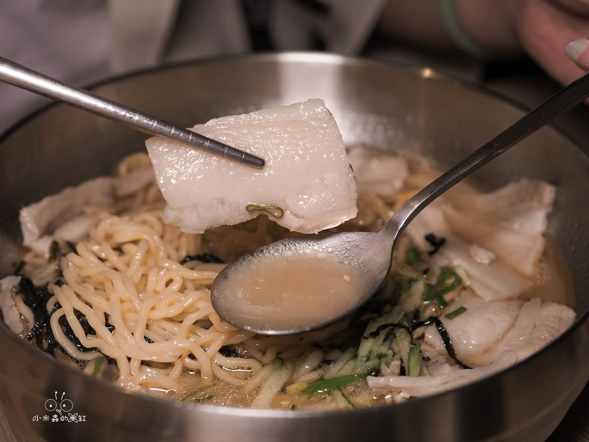 中和美食、宵夜推薦｜【釜山飛豬 韓國豬肉麵專賣】景安站新開幕 韓國豬肉麵、辛辣拌麵、血腸五花肉拼盤一次開吃