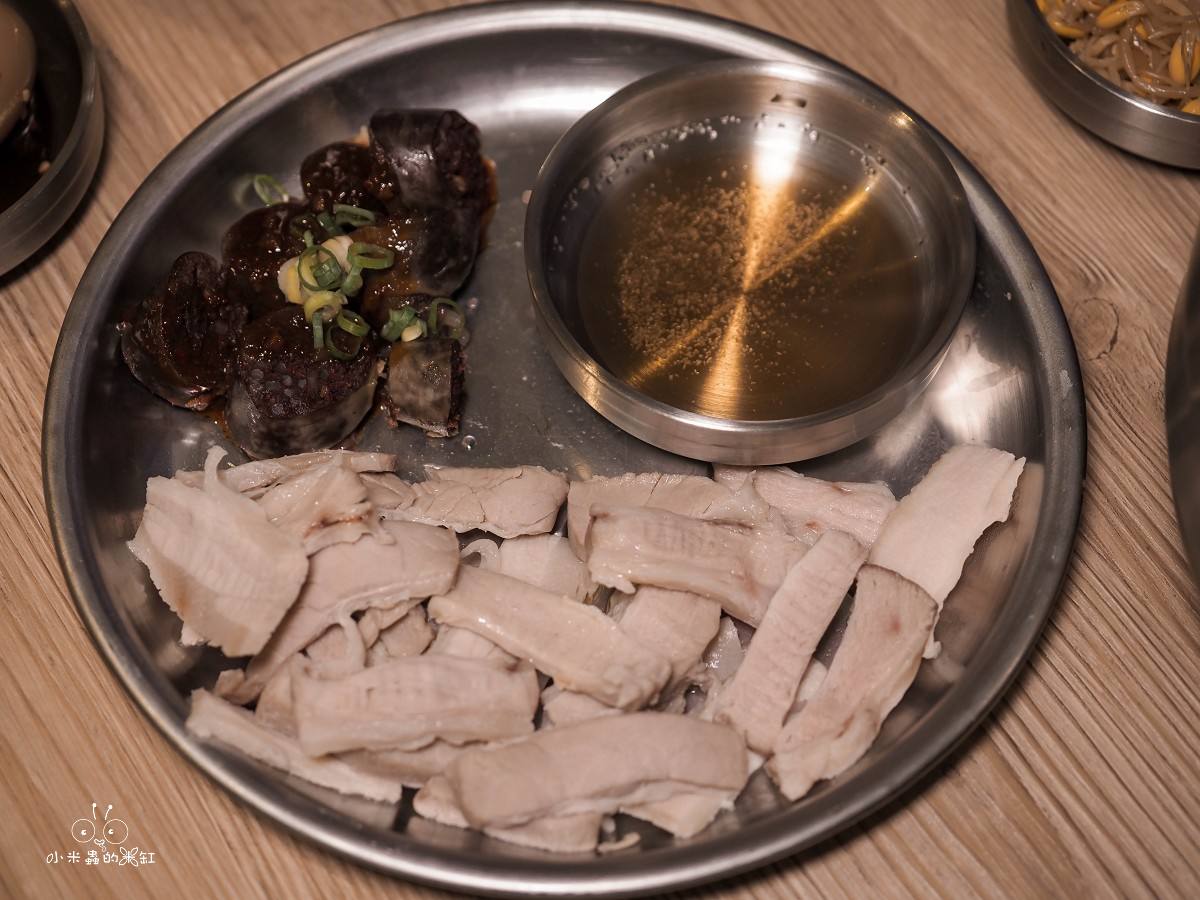 中和美食、宵夜推薦｜【釜山飛豬 韓國豬肉麵專賣】景安站新開幕 韓國豬肉麵、辛辣拌麵、血腸五花肉拼盤一次開吃