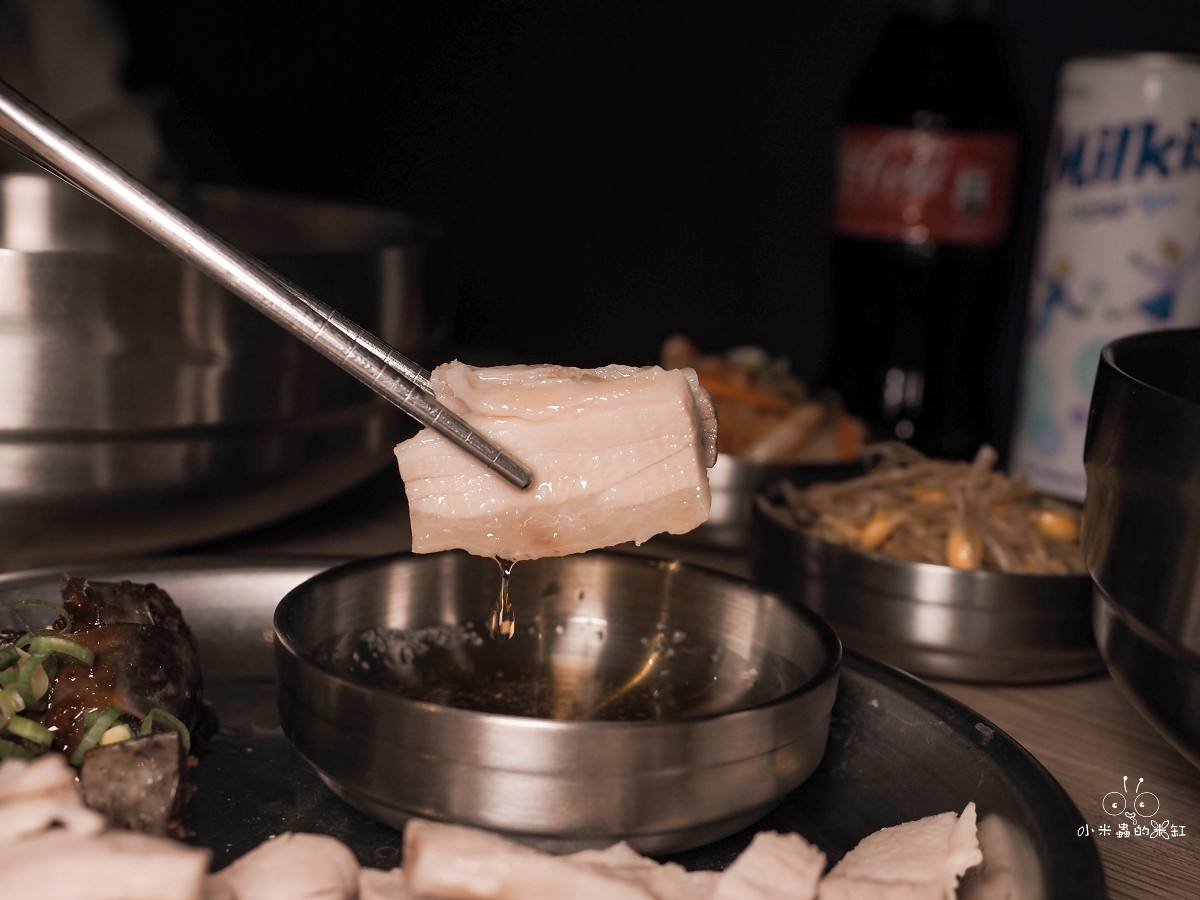 中和美食、宵夜推薦｜【釜山飛豬 韓國豬肉麵專賣】景安站新開幕 韓國豬肉麵、辛辣拌麵、血腸五花肉拼盤一次開吃