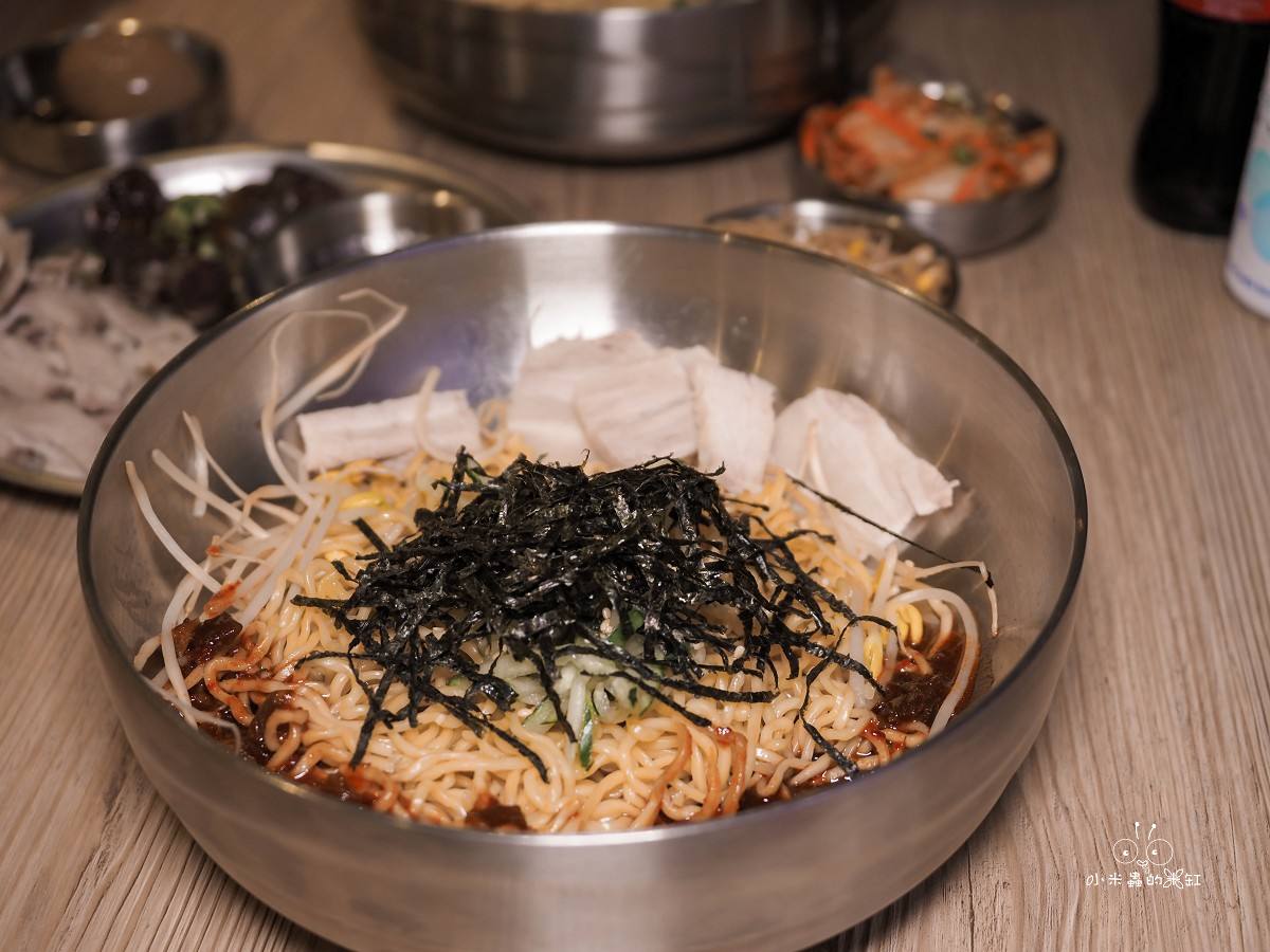 中和美食、宵夜推薦｜【釜山飛豬 韓國豬肉麵專賣】景安站新開幕 韓國豬肉麵、辛辣拌麵、血腸五花肉拼盤一次開吃