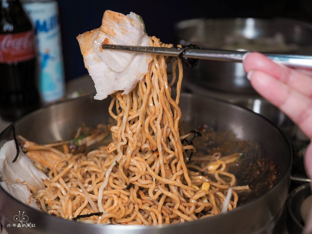 中和美食、宵夜推薦｜【釜山飛豬 韓國豬肉麵專賣】景安站新開幕 韓國豬肉麵、辛辣拌麵、血腸五花肉拼盤一次開吃