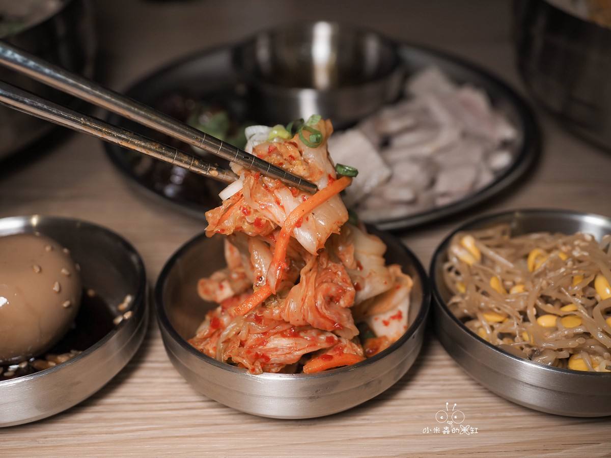 中和美食、宵夜推薦｜【釜山飛豬 韓國豬肉麵專賣】景安站新開幕 韓國豬肉麵、辛辣拌麵、血腸五花肉拼盤一次開吃
