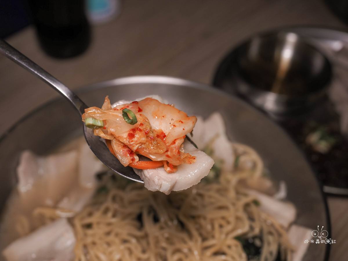 中和美食、宵夜推薦｜【釜山飛豬 韓國豬肉麵專賣】景安站新開幕 韓國豬肉麵、辛辣拌麵、血腸五花肉拼盤一次開吃