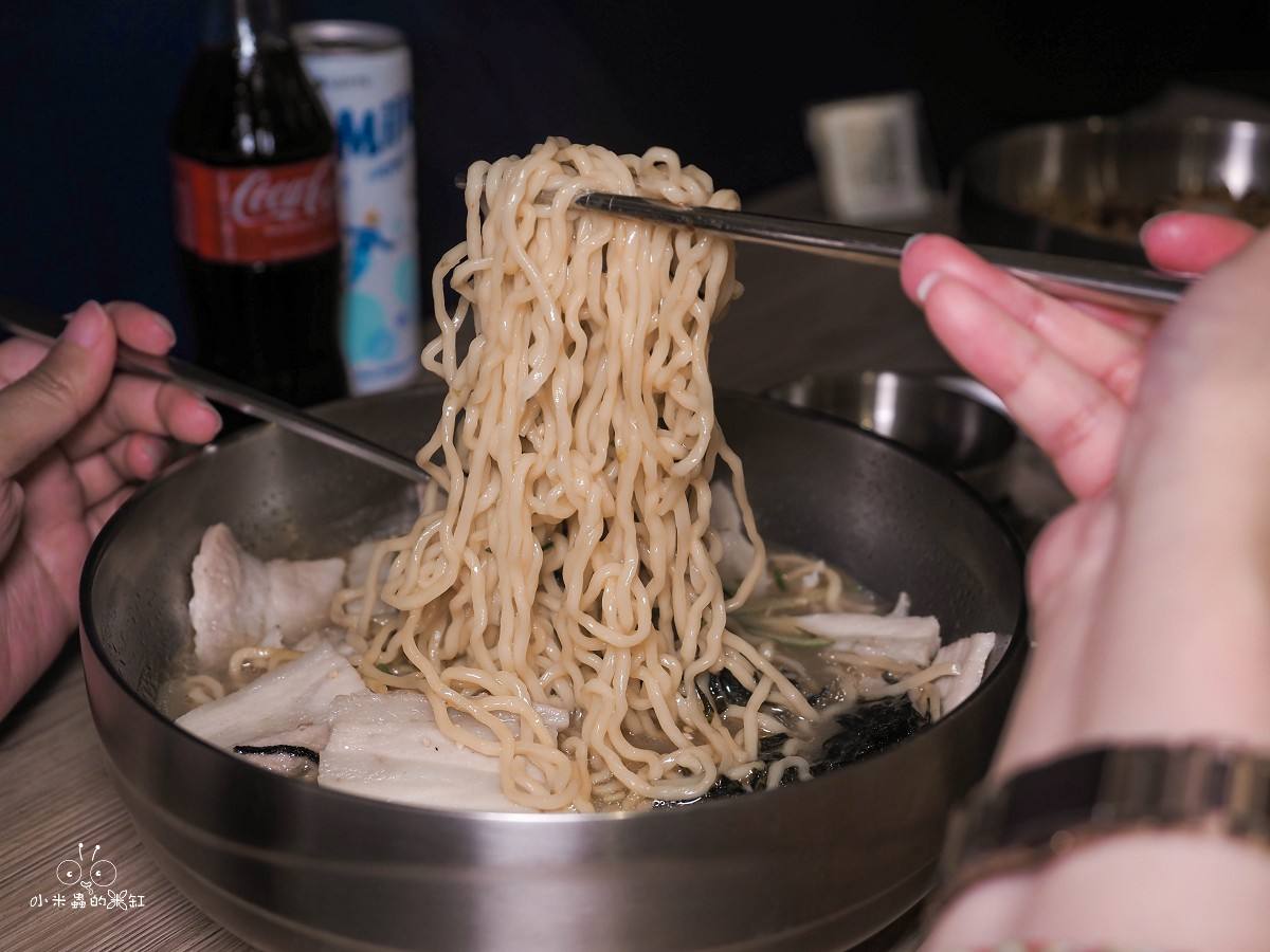 中和美食、宵夜推薦｜【釜山飛豬 韓國豬肉麵專賣】景安站新開幕 韓國豬肉麵、辛辣拌麵、血腸五花肉拼盤一次開吃