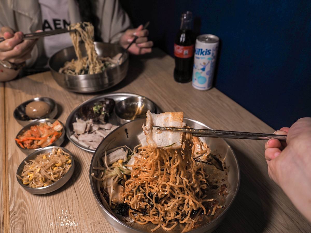 中和美食、宵夜推薦｜【釜山飛豬 韓國豬肉麵專賣】景安站新開幕 韓國豬肉麵、辛辣拌麵、血腸五花肉拼盤一次開吃