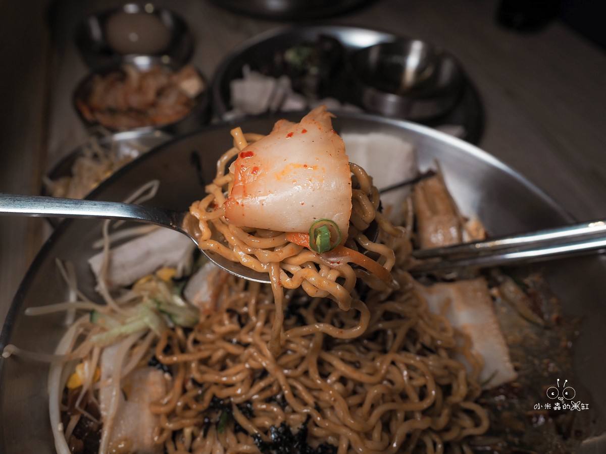 中和美食、宵夜推薦｜【釜山飛豬 韓國豬肉麵專賣】景安站新開幕 韓國豬肉麵、辛辣拌麵、血腸五花肉拼盤一次開吃